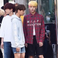 Winwin NCT juga pernah menjadi sorotan saat tiba di gedung KBS memakai kemeja kotak-kotak bertuliskan “MILF HUNTER.” Baju yang dikenakan Winwin sontak menuai kontroversi karena mengandung kata yang berbau sensual dan tidak pantas dikenakan idol KPop. Sebab kata “MILF” dikenal luas dengan artinya “Mother I’d Like To F*ck.” Foto: Instagram