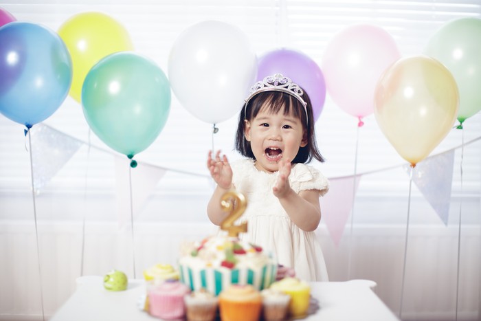 Ilustrasi Ucapan Ulang Tahun untuk Anak Two years old baby girl celebrating her second birthday at home