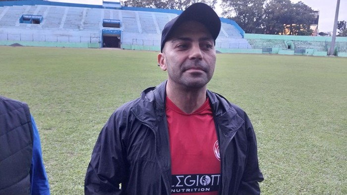 Javier Roca menjadi pelatih baru Arema FC. Pelatih kelahiran Santiago (Chili) itu ditunjuk manajemen Arema untuk mengisi posisi juru taktik menggantikan Eduardo Almeida.