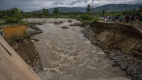 Jembatan yang berada di ruas jalan Trans Palu-Kulawi tersebut menghubungkan sejumlah kecamatan di Kabupaten Sigi itu terputus karena terdampak banjir yang terjadi akibat jebolnya tanggul Sungai Gumbasa pada Selasa (6/9).  