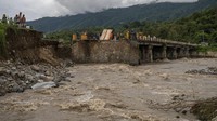 Akibat jembatan yang terputus, warga harus menempuh jalan alternatif sejauh 60 kilometer untuk bisa sampai ke Ibu Kota Palu.  