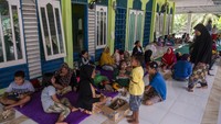 Sedikitnya 60 kepala keluarga terpaksa mengungsi ke masjid tersebut karena rumahnya rusak dan digenangi air akibat banjir yang menerjang desa itu pada Selasa (6/9) dini hari.  