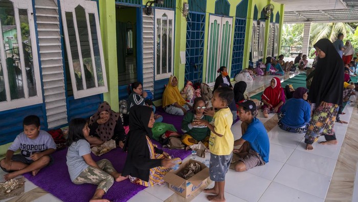 Jembatan di Sigi Sulteng Tergerus Banjir Bandang Warga menyaksikan jembatan yang putus akibat tergerus banjir di Desa Pakuli, Gumbasa, Sigi, Sulawesi Tengah, Selasa (6/9/2022). Jembatan yang berada di ruas jalan Trans Palu-Kulawi dan menghubungkan dengan sejumlah kecamatan di Kabupaten Sigi itu terputus karena terdampak banjir yang terjadi akibat jebolnya tanggul Sungai Gumbasa pada Selasa (6/9) dan saat ini warga harus menempuh jalan alternatif sejauh 60 kilometer untuk bisa sampai ke Kota Palu. ANTARA FOTO/Basri Marzuki/tom.
