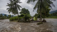 Selain itu jebolnya tanggul Sungai Sumbasa juga mengakibatkan banjir menggenangi 58 unit rumah penduduk dan menyapu satu unit rumah.  