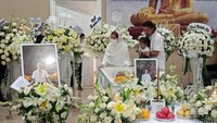 Sharena Delon memanjatkan doa untuk sang kakak. Foto: Ahsan/detikcom