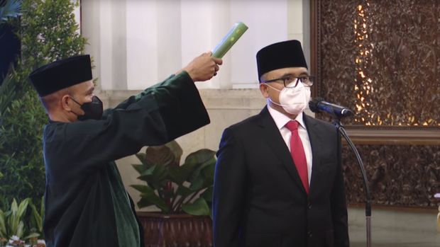 Presiden Joko Widodo (Jokowi) melantik Abdullah Azwar Anas menjadi MenPAN-RB pengganti almarhum Tjahjo Kumolo. Pelantikan digelar di Istana Negara, Jakarta pada Rabu (07/09/2022).