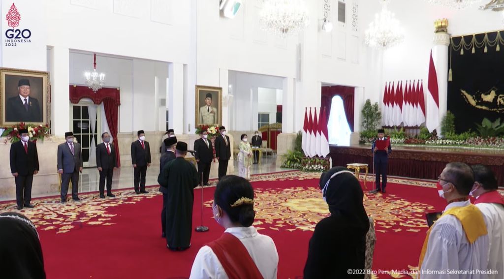 Jokowi saat mengikuti Pelantikan Menteri PANRB Sisa Masa Tahun Jabatan 2019-2022 dan Anggota DKPP, 7 September 2022