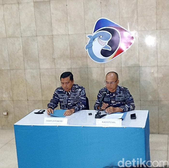 Jumpa pers Dispen TNI AL soal pesawat jatuh di Madura