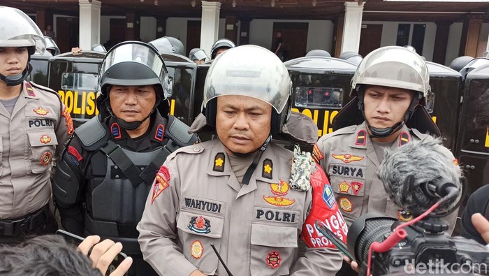Kabag Ops Polresta Banda Aceh Kompol Iswahyudi memberi keterangan kepada media.