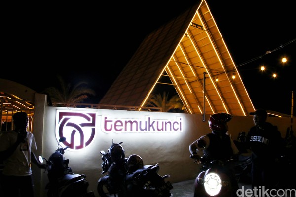 Kafe Temu Kunci berlokasi di kawasan Copong, tepatnya di Kampung Bojong Larang, Kelurahan Sukamentri, Kecamatan Garut Kota, Garut.