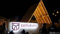 Kafe Temu Kunci berlokasi di kawasan Copong, tepatnya di Kampung Bojong Larang, Kelurahan Sukamentri, Kecamatan Garut Kota, Garut.