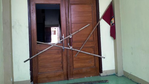 Pintu Sekretariat Dewan Dompu yang disegel oleh mahasiswa gabungan beberapa organisasi.