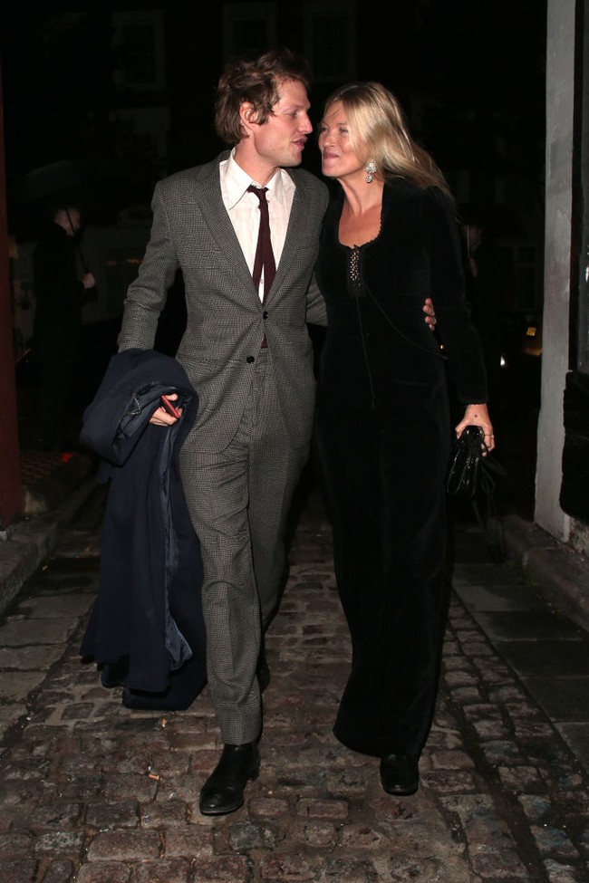 Kate Moss dan Count Nikolai von Bismarck mulai pacaran beberapa bulan setelah sang model resmi cerai dari gitaris The Kills, Jamie Hince, pada 2015. Foto: Getty Images