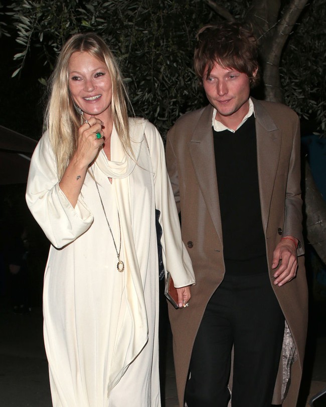 Pada November 2020, Kate Moss dan Count Nikolai von Bismarck digosipkan bertunangan. Gosip itu muncul setelah Kate terlihat memakai cincin berlian di jari manis tangan kirinya. Foto: Getty Images