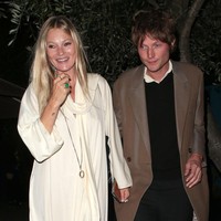 Pada November 2020, Kate Moss dan Count Nikolai von Bismarck digosipkan bertunangan. Gosip itu muncul setelah Kate terlihat memakai cincin berlian di jari manis tangan kirinya. Foto: Getty Images