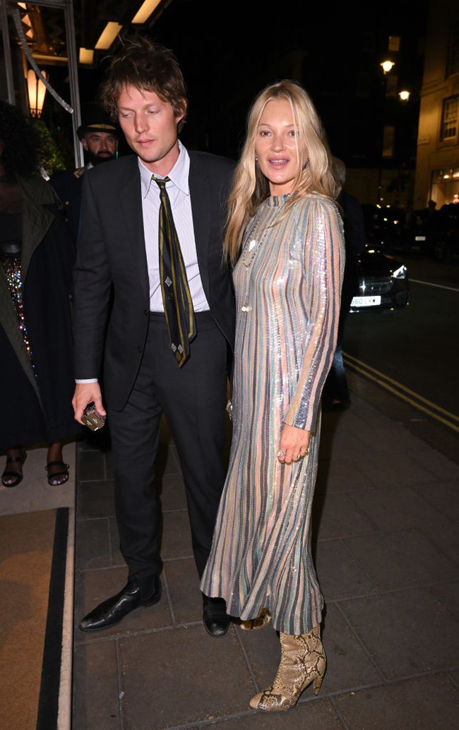 “Aku tidak bertunangan. Ini lebih seperti aku sedang dalam sebuah hubungan dan berkomitmen. Menurutku setelah pernah menikah (dan cerai-red), jariku terasa kosong,” katanya kepada Page Six. Foto: Getty Images