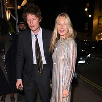 “Aku tidak bertunangan. Ini lebih seperti aku sedang dalam sebuah hubungan dan berkomitmen. Menurutku setelah pernah menikah (dan cerai-red), jariku terasa kosong,” katanya kepada Page Six. Foto: Getty Images