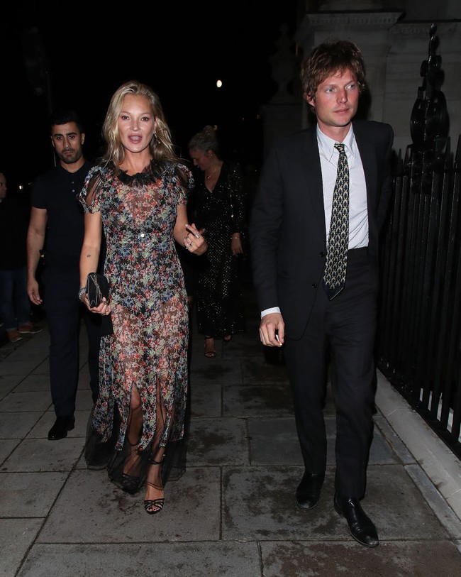 Kate Moss menegaskan cincin berlian yang dipakainya setiap hari itu hanya sekadar hadiah dari sang pacar Count Nikolai von Bismarck agar jari manisnya tidak terasa kosong. Foto: Getty Images