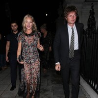 Kate Moss menegaskan cincin berlian yang dipakainya setiap hari itu hanya sekadar hadiah dari sang pacar Count Nikolai von Bismarck agar jari manisnya tidak terasa kosong. Foto: Getty Images