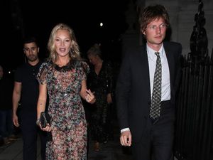 10 Foto Kate Moss & Pacar Berondong 13 Tahun Lebih Muda, Bangsawan Jerman