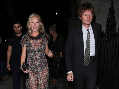 10 Foto Kate Moss & Pacar Berondong 13 Tahun Lebih Muda, Bangsawan Jerman