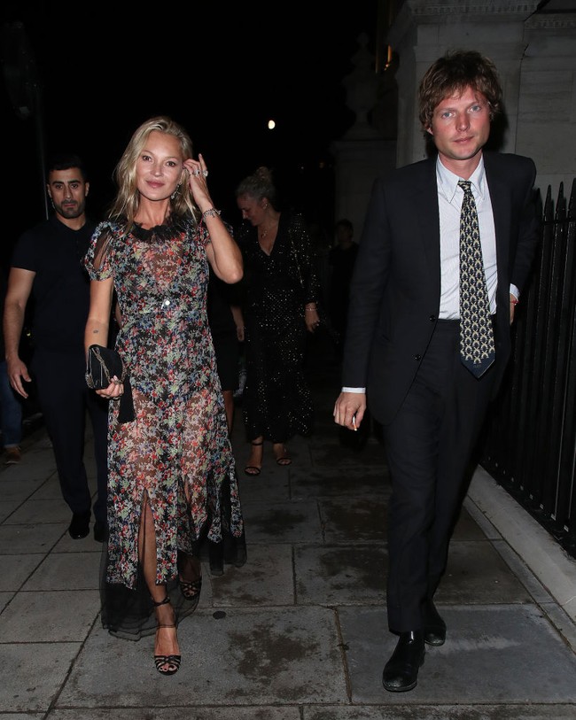Kate Moss dan Count Nikolai von Bismarck tampil bersama di London pada Selasa (6/9/2022). Keduanya menghadiri perayaan rilisnya brand kecantikan dan kesehatan Kate Moss, Cosmoss. Foto: Getty Images