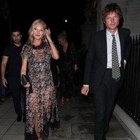 Kate Moss dan Count Nikolai von Bismarck tampil bersama di London pada Selasa (6/9/2022). Keduanya menghadiri perayaan rilisnya brand kecantikan dan kesehatan Kate Moss, Cosmoss. Foto: Getty Images