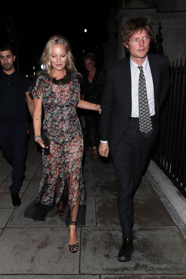 Kate Moss yang berusia 48 tahun tampil memesona dalam balutan dress transparan motif bunga. Underwear hitam yang dikenakan di balik busananya terekspos samar-samar. Sedangkan sang kekasih yang berusia 35 tahun hadir dengan memakai setelan hitam. Foto: Getty Images