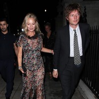 Kate Moss yang berusia 48 tahun tampil memesona dalam balutan dress transparan motif bunga. Underwear hitam yang dikenakan di balik busananya terekspos samar-samar. Sedangkan sang kekasih yang berusia 35 tahun hadir dengan memakai setelan hitam. Foto: Getty Images