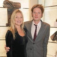 Namun kabar tunangan itu dibantah Kate Moss. Mantan pacar Johnny Depp itu mengatakan sang kekasih memberinya cincin bukan karena mereka tunangan. Foto: Getty Images