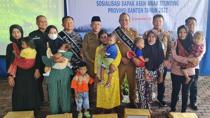 Kepala BKKBN Banten Dadi Ahmad Roswandi sosialisasikan program Bapak Asuh Anak Stunting di Cilegon.