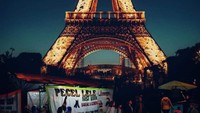 Kalau ini versi Menara Eiffel yang dipenuhi warung tenda kaki lima di malam hari. Suasana lokalnya terasa sekali ya? Foto: Twitter