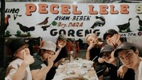 Hitsnya warung pecel lele di Seoul, membuat boyband populer EXO sampai makan malam di sana. Meme yang satu ini tentunya bikin para netizen tertawa. Foto: Twitter