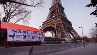 Banyak editan lucu seputar para pedagang kaki lima khas Indonesia yang pindah ke luar negeri. Seperti editan warung tenda Pecel Lele ini yang ada di dekat Menara Eiffel di Paris. Foto: Twitter