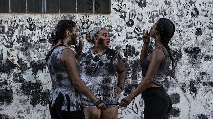 BAZA, SPAIN - SEPTEMBER 06: A man puts grease on another man before taking part in the festival of Cascamorras on September 06, 2022 in Baza, Spain. After two years of hiatus due to the pandemic, the traditional Cascamorras festival held in the cities of Baza and Guadix has returned. (Photo by Carlos Gil Andreu/Getty Images)