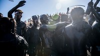 Hingga saat ini saling melempar cat hitam menjadi tradisi dalam festival Cascamorras.  
