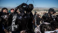 Cat hitam ini membangun suasana ceria khas festival. Cat hitam itu terkait dengan cerita rakyat, yang melumuri pencuri dengan noda hitam ke seluruh tubuhnya.
