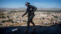 Di pagi hari saat memulai festival, masyarakat Guadix mengunjungi Desa Baza yang berjalan tiga kilometer.  