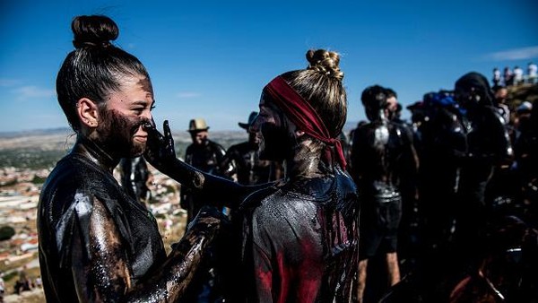 Para peserta melumuri badannya hingga berwarna hitam pekat. Festival tahunan yang digelar setiap 6 September ini digelar sebagai perayaan berdamainya dua kampung - Baza dan Guadix - yang sempat berseteru pada abad ke-15 akibat ada oknum yang ingin mencuri pajangan dari gereja lokal. Â Para peserta melumuri badannya hingga berwarna hitam pekat. Festival tahunan yang digelar setiap 6 September ini digelar sebagai perayaan berdamainya dua kampung - Baza dan Guadix - yang sempat berseteru pada abad ke-15 akibat ada oknum yang ingin mencuri pajangan dari gereja lokal. Â