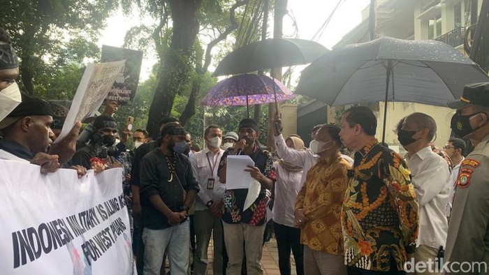 Komnas HAM temui mahasiswa Papua di tengah hujan (Mulia Budi/detikcom)