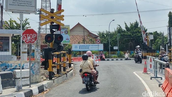Kondisi pintu perlintasan kereta api sisi timur atau teteg wetan di Wates, Kulon Progo, Daerah Istimewa Yogyakarta (DIY), Rabu (7/9/2022).