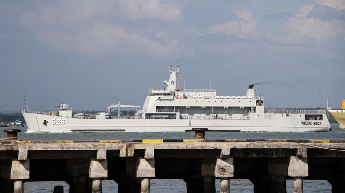 KRI Dikerahkan Cari Pesawat Latih yang Jatuh di Selat Madura Pesawat latih TNI Angkatan Laut jatuh di Selat Madura, Jawa Timur, Rabu (7/9). TNI AL mengerahkan Kapal Republik Indonesia (KRI) untuk melakukan pencarian.