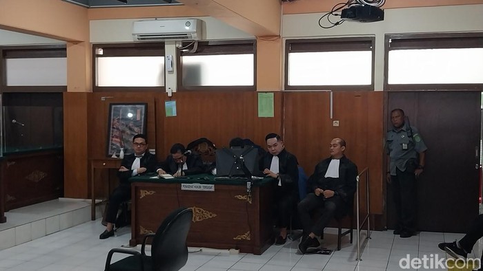 Kuasa hukum bos SMA SPI saat mengikuti sidang