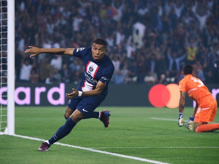 Paris Saint-Germain's French forward Kylian Mbappe (L) scores the 1-0 goal during the UEFA Champions League Group H first leg football match between Paris Saint-Germain (PSG) and Juventus at Parc des Princes Stadium in Paris, on September 6, 2022. (Photo by FRANCK FIFE / AFP) (Photo by FRANCK FIFE/AFP via Getty Images)