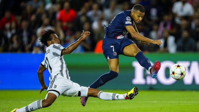 PSGs Neymar duels for the ball with Juventus Adrien Rabiot, left, during the Champions League soccer match Group H at the Parc des Princes stadium, in Paris, Tuesday, Sept. 6, 2022. (AP Photo/Thibault Camus)