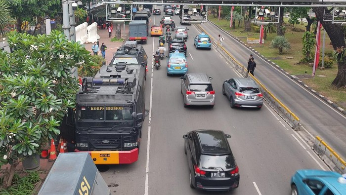 Lalu lintas di Jl Medan Merdeka Barat, Jakarta Pusat, Rabu (7/9/2022) jelang demo BBM naik.