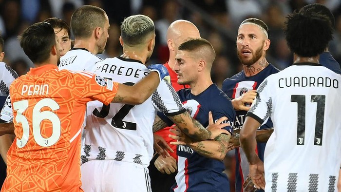 Juventus Argentine midfielder Leandro Paredes (3rd L) fights with Paris Saint-Germains Spaniard back Sergio Ramos (2nd R) during the UEFA Champions League Group H first leg football match between Paris Saint-Germain (PSG) and Juventus at Parc des Princes Stadium in Paris, on September 6, 2022. (Photo by FRANCK FIFE / AFP) (Photo by FRANCK FIFE/AFP via Getty Images)