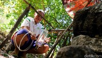 Perajin melakukan proses penyulingan minyak kayu putih. Cairan itu bisa digunakan untuk bahan memijat, meredakan nyeri otot, melegakan pernafasan, sampai bisa diminum sebagai jamu.