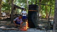 Proses pembuatan minyak kayu putih melalui proses penyulingan. Kapasitas produksi untuk satu tong adalah 150 kg daun eucalyptus.  