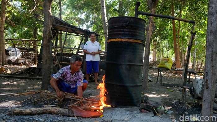 Seperti ini pembuatan minyak kayu putih di Wini, Kabupaten Timor Tengah Utara, NTT, pertengahan Agustus lalu. Bahan baku berupa daun eucalyptus yang sudah dikumpulkan lalu dituang ke dalam tong.